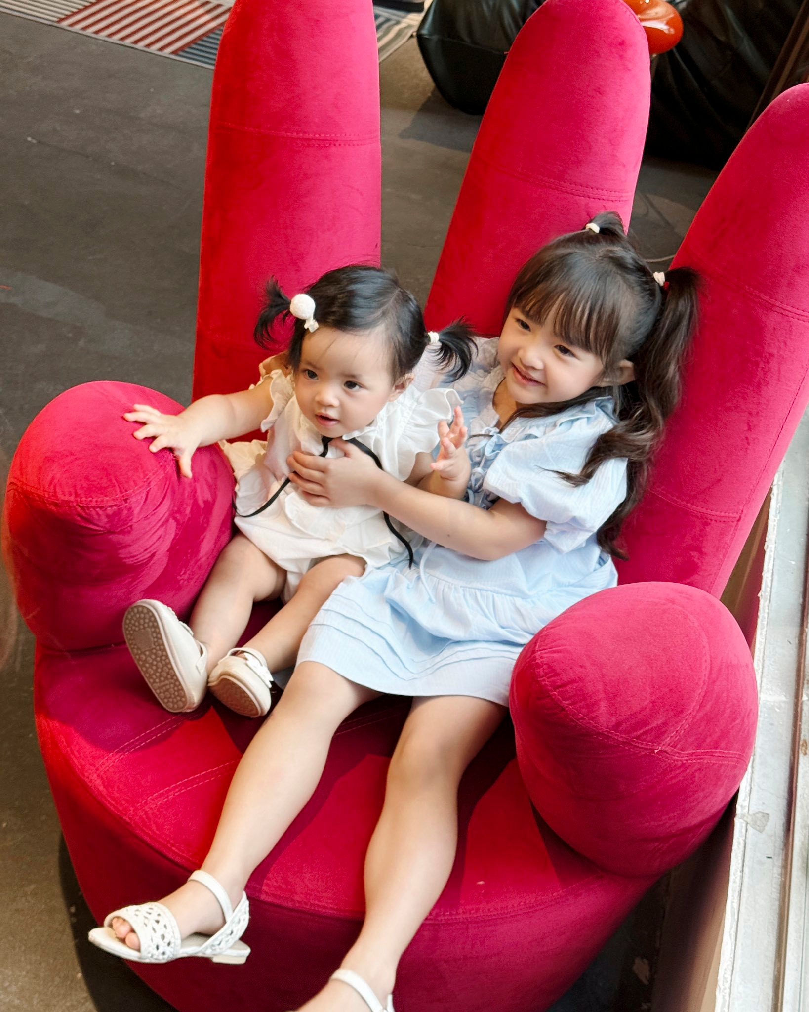 Sướng như 2 công chúa nhà Đông Nhi - Ông Cao Thắng: Được nghỉ dưỡng ở resort 5 sao, Winnie còn biết tạo dáng như siêu mẫu nhí- Ảnh 5. Sướng như 2 công chúa nhà Đông Nhi - Ông Cao Thắng: Được nghỉ dưỡng ở resort 5 sao, Winnie còn biết tạo dáng như siêu mẫu nhí- Ảnh 5.