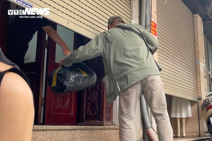 Kỳ lạ cảnh mua bán vụng trộm, luồn cúi, thấp thỏm canh chừng trên phố cổ Hà Nội - Ảnh 5. Kỳ lạ cảnh mua bán vụng trộm, luồn cúi, thấp thỏm canh chừng trên phố cổ Hà Nội - Ảnh 5.