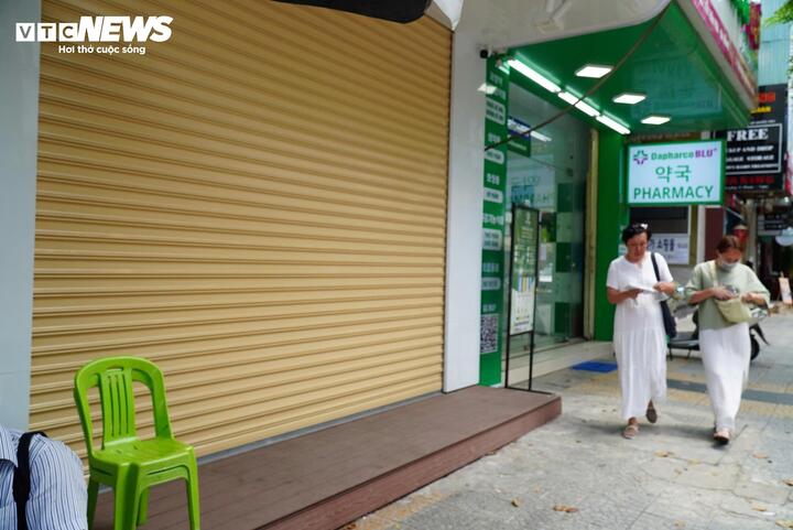 Lo sợ bị kiểm tra, khắp nơi tiểu thương 'cửa đóng then cài' - Ảnh 5. Lo sợ bị kiểm tra, khắp nơi tiểu thương 'cửa đóng then cài' - Ảnh 5.