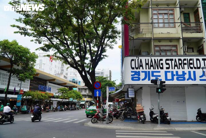 Lo sợ bị kiểm tra, khắp nơi tiểu thương 'cửa đóng then cài' - Ảnh 6. Lo sợ bị kiểm tra, khắp nơi tiểu thương 'cửa đóng then cài' - Ảnh 6.