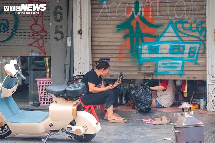 Kỳ lạ cảnh mua bán vụng trộm, luồn cúi, thấp thỏm canh chừng trên phố cổ Hà Nội - Ảnh 2. Kỳ lạ cảnh mua bán vụng trộm, luồn cúi, thấp thỏm canh chừng trên phố cổ Hà Nội - Ảnh 2.
