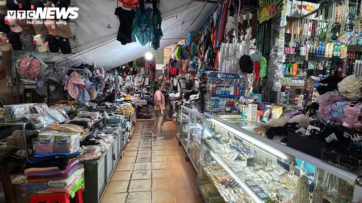 Lo sợ bị kiểm tra, khắp nơi tiểu thương 'cửa đóng then cài' - Ảnh 3. Lo sợ bị kiểm tra, khắp nơi tiểu thương 'cửa đóng then cài' - Ảnh 3.