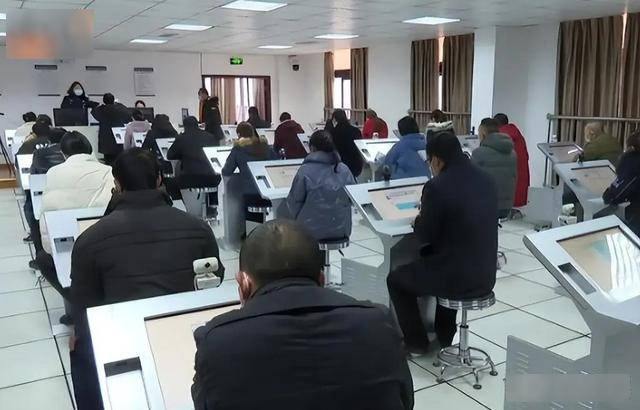 Cô gái ngồi im 14 phút, tay không nhúc nhích vẫn làm đúng 100 câu hỏi: Lật tẩy đường dây gian lận thi cử như phim - Ảnh 3. Cô gái ngồi im 14 phút, tay không nhúc nhích vẫn làm đúng 100 câu hỏi: Lật tẩy đường dây gian lận thi cử như phim - Ảnh 3.