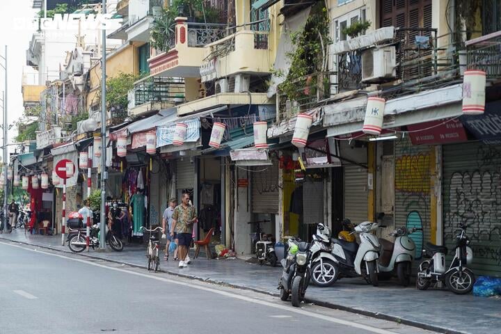 Kỳ lạ cảnh mua bán vụng trộm, luồn cúi, thấp thỏm canh chừng trên phố cổ Hà Nội - Ảnh 1. Kỳ lạ cảnh mua bán vụng trộm, luồn cúi, thấp thỏm canh chừng trên phố cổ Hà Nội - Ảnh 1.