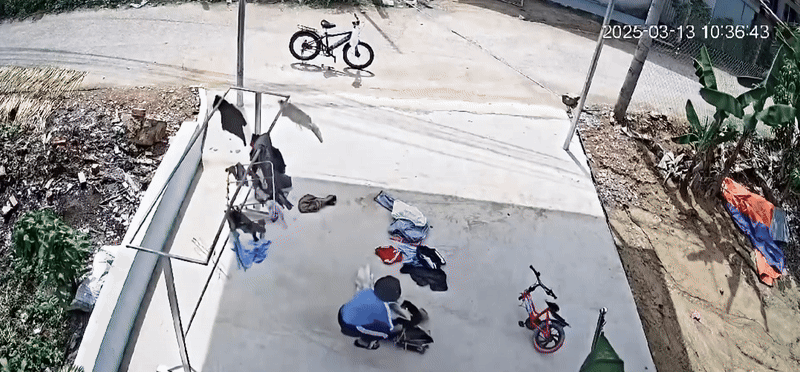 Đang đi, cậu bé bỗng dựng xe đạp và bước vào nhà một người lạ ven đường rồi làm hành động khiến dân tình bất ngờ- Ảnh 2. Đang đi, cậu bé bỗng dựng xe đạp và bước vào nhà một người lạ ven đường rồi làm hành động khiến dân tình bất ngờ- Ảnh 2.