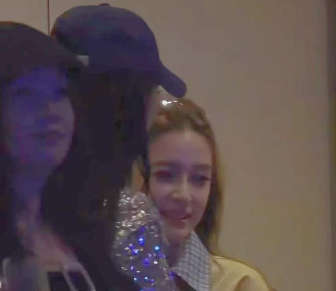 Nóng nhất MXH Weibo: Angelababy vào khách sạn với người mẫu nam trẻ tuổi sau khi Nóng nhất MXH Weibo: Angelababy vào khách sạn với người mẫu nam trẻ tuổi sau khi