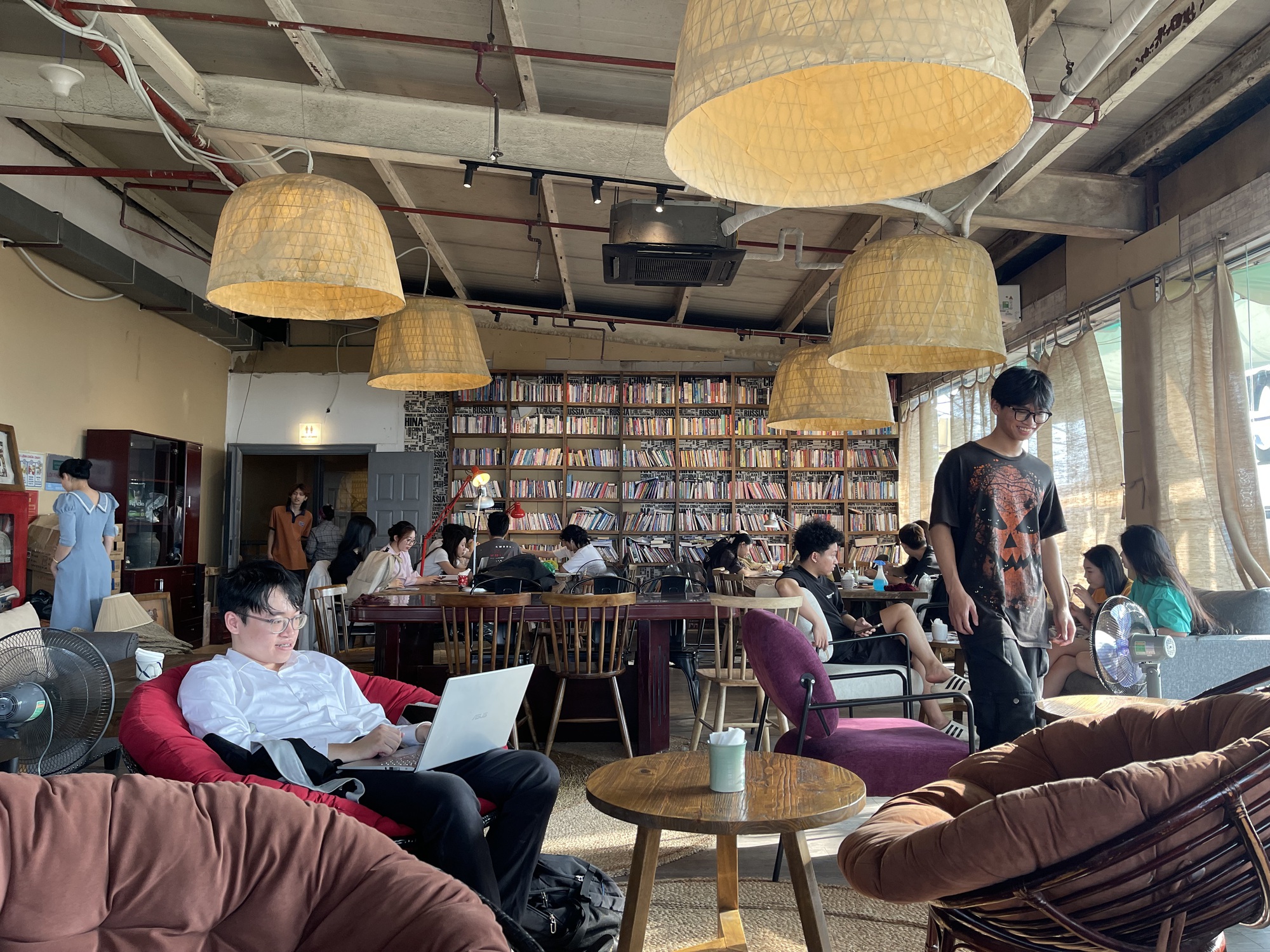 Hà Nội: Cháy quán Tiny Cafe ở tầng 19, nhiều khách hàng vội vàng thu dọn đồ đạc thoát thân - Ảnh 3. Hà Nội: Cháy quán Tiny Cafe ở tầng 19, nhiều khách hàng vội vàng thu dọn đồ đạc thoát thân - Ảnh 3.
