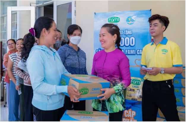 Fami Canxi viết tiếp hành trình lan tỏa yêu thương cùng Chuyến Xe Nhân Ái - Ảnh 3. Fami Canxi viết tiếp hành trình lan tỏa yêu thương cùng Chuyến Xe Nhân Ái - Ảnh 3.