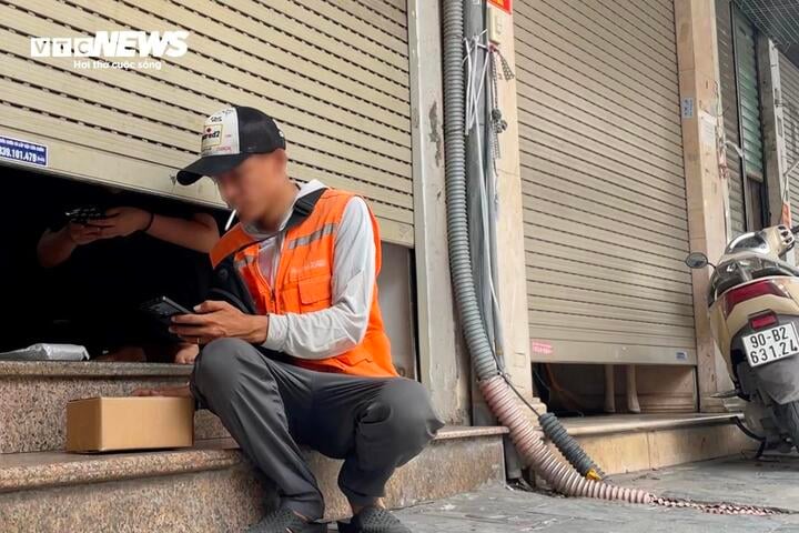 Kỳ lạ cảnh mua bán vụng trộm, luồn cúi, thấp thỏm canh chừng trên phố cổ Hà Nội - Ảnh 4. Kỳ lạ cảnh mua bán vụng trộm, luồn cúi, thấp thỏm canh chừng trên phố cổ Hà Nội - Ảnh 4.