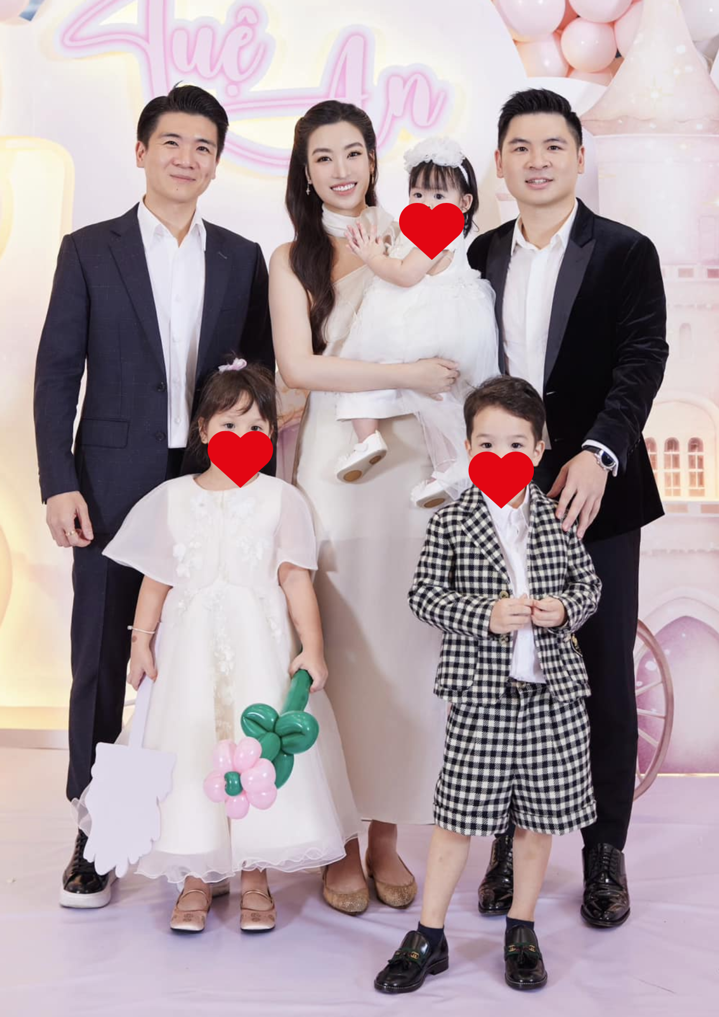 2 thiếu gia nhà bầu Hiển khoe body bên bể bơi, bố đơn thân nghìn tỷ 'ăn đứt' chồng Đỗ Mỹ Linh ở 1 điểm- Ảnh 6. 2 thiếu gia nhà bầu Hiển khoe body bên bể bơi, bố đơn thân nghìn tỷ 'ăn đứt' chồng Đỗ Mỹ Linh ở 1 điểm- Ảnh 6.