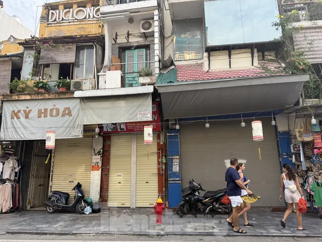 'Đột nhập' phố kinh doanh sầm uất bậc nhất Hà Nội đóng cửa bất thường - Ảnh 2. 'Đột nhập' phố kinh doanh sầm uất bậc nhất Hà Nội đóng cửa bất thường - Ảnh 2.