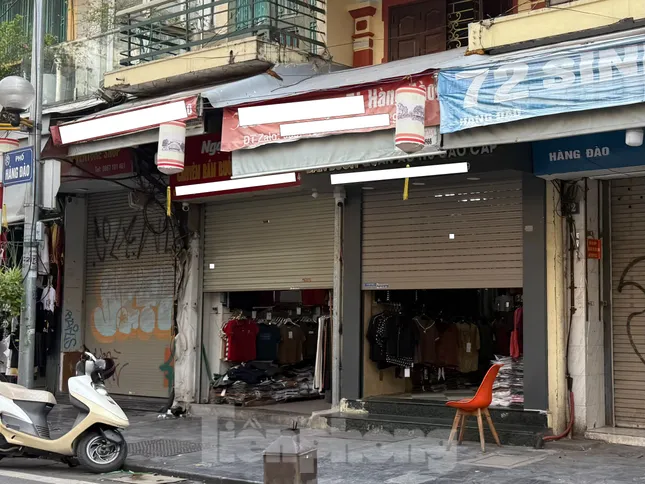 'Đột nhập' phố kinh doanh sầm uất bậc nhất Hà Nội đóng cửa bất thường - Ảnh 1. 'Đột nhập' phố kinh doanh sầm uất bậc nhất Hà Nội đóng cửa bất thường - Ảnh 1.