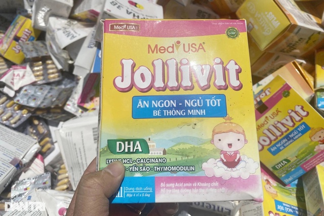 Danh sách các loại thực phẩm chức năng giả bị vứt bỏ tại TPHCM: Mua từ một "tập đoàn" quy mô mới bị triệt phá tại Hà Nội - Ảnh 3. Danh sách các loại thực phẩm chức năng giả bị vứt bỏ tại TPHCM: Mua từ một "tập đoàn" quy mô mới bị triệt phá tại Hà Nội - Ảnh 3.