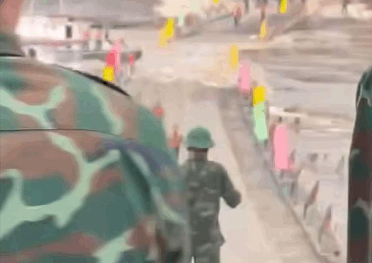 VIDEO: Quân đội "cắt" cầu phao Phong Châu khẩn cấp - Ảnh 1. Quân đội "cắt" cầu phao Phong Châu khẩn cấp - Ảnh 1.