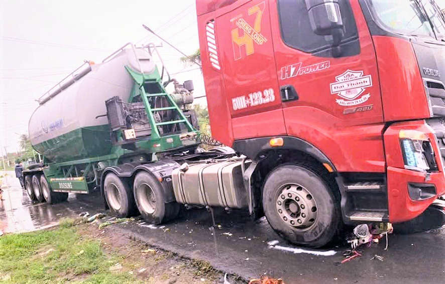 Clip toàn cảnh vụ tai nạn đau lòng ở Hậu Giang: 3 mẹ con tử vong sau cú va chạm kinh hoàng với xe container - Ảnh 1. Clip toàn cảnh vụ tai nạn đau lòng ở Hậu Giang: 3 mẹ con tử vong sau cú va chạm kinh hoàng với xe container - Ảnh 1.