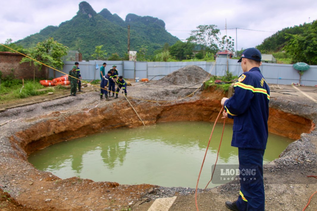 Dừng tìm kiếm nạn nhân vụ tai nạn rơi xuống hố "tử thần" tại Bắc Kạn - Ảnh 2. Dừng tìm kiếm nạn nhân vụ tai nạn rơi xuống hố "tử thần" tại Bắc Kạn - Ảnh 2.