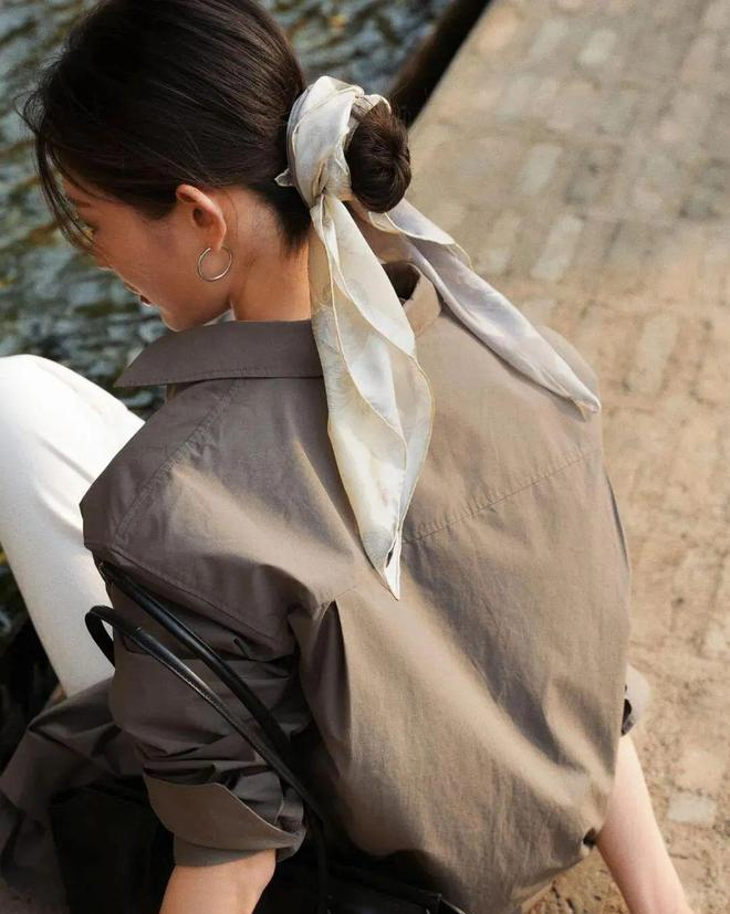 Khăn lụa - “vũ khí” thời trang biến hóa từ cổ đến toàn thân, giúp bạn nâng tầm phong cách trong tích tắc- Ảnh 7. Khăn lụa - “vũ khí” thời trang biến hóa từ cổ đến toàn thân, giúp bạn nâng tầm phong cách trong tích tắc- Ảnh 7.