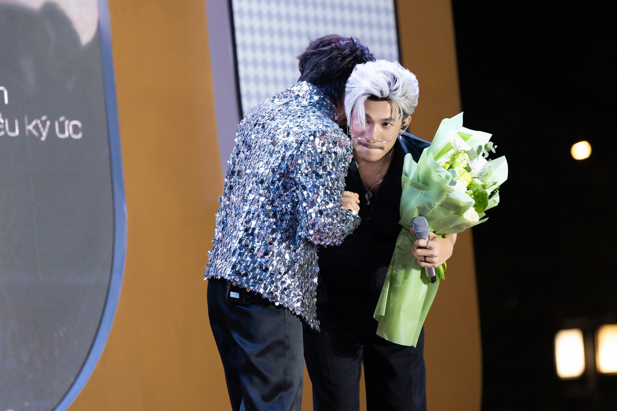 Khoảnh khắc hài hước trong fanmeeting của Đăng Khôi: Thủy Anh cầm chảo lên sân khấu Khoảnh khắc hài hước trong fanmeeting của Đăng Khôi: Thủy Anh cầm chảo lên sân khấu