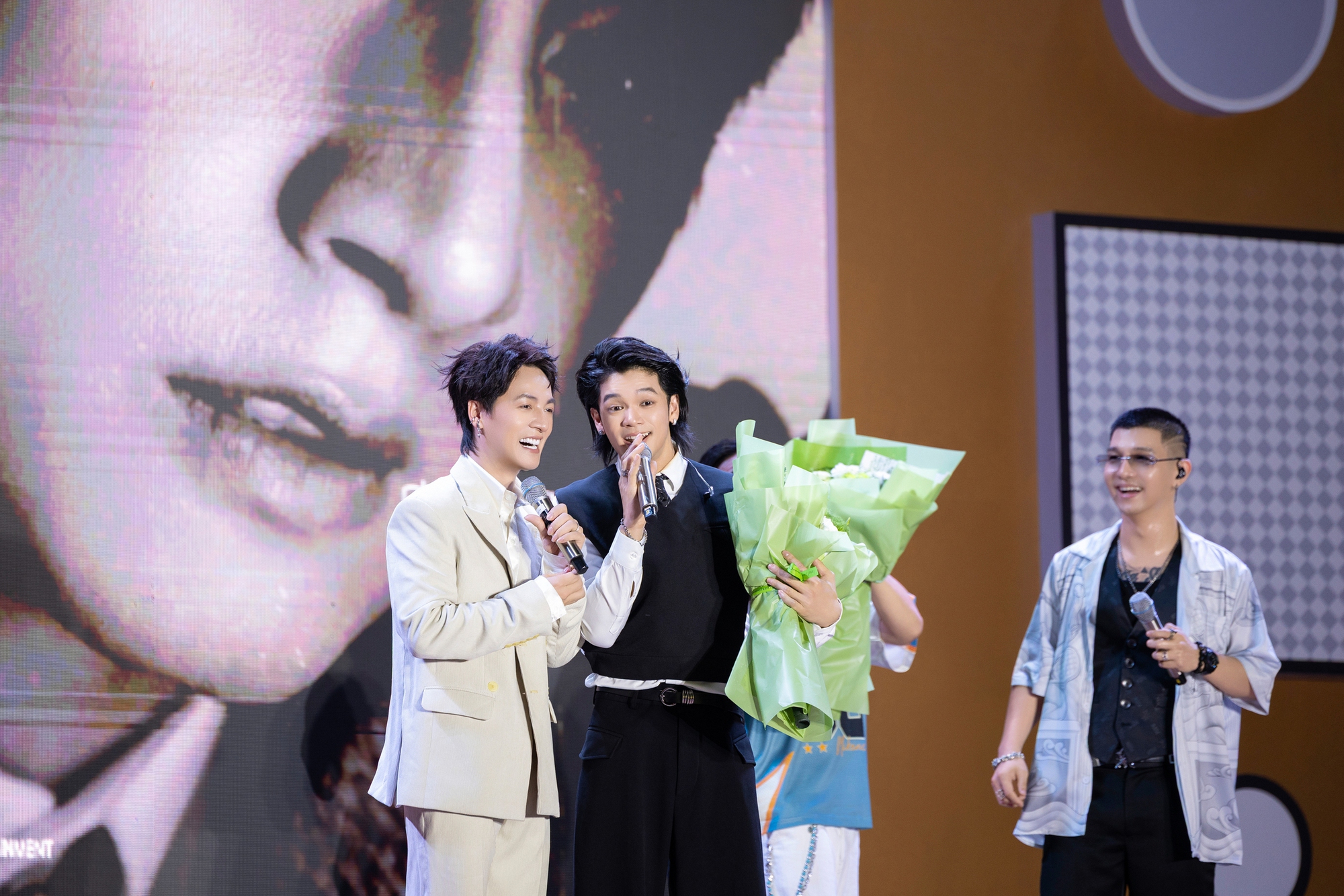 Khoảnh khắc hài hước trong fanmeeting của Đăng Khôi: Thủy Anh cầm chảo lên sân khấu Khoảnh khắc hài hước trong fanmeeting của Đăng Khôi: Thủy Anh cầm chảo lên sân khấu