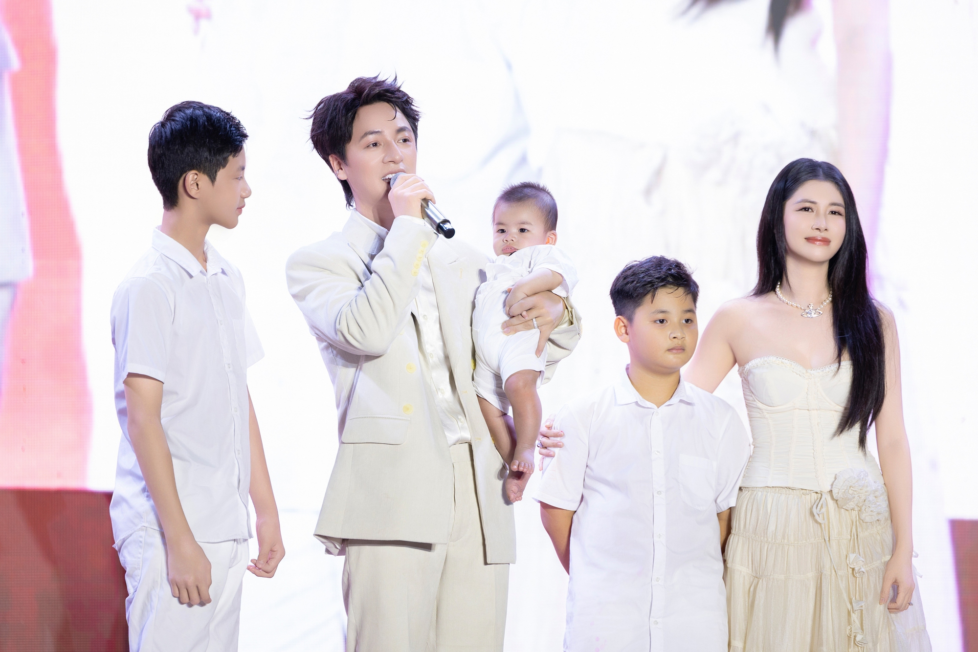 Khoảnh khắc hài hước trong fanmeeting của Đăng Khôi: Thủy Anh cầm chảo lên sân khấu Khoảnh khắc hài hước trong fanmeeting của Đăng Khôi: Thủy Anh cầm chảo lên sân khấu