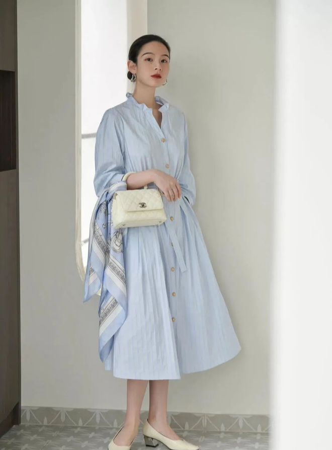 Khăn lụa - “vũ khí” thời trang biến hóa từ cổ đến toàn thân, giúp bạn nâng tầm phong cách trong tích tắc- Ảnh 8. Khăn lụa - “vũ khí” thời trang biến hóa từ cổ đến toàn thân, giúp bạn nâng tầm phong cách trong tích tắc- Ảnh 8.