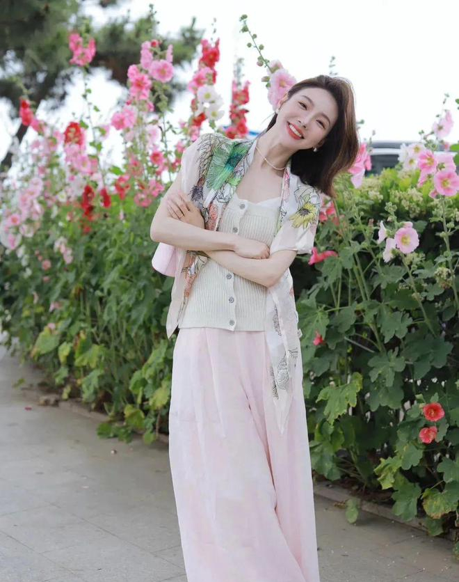 Khăn lụa - “vũ khí” thời trang biến hóa từ cổ đến toàn thân, giúp bạn nâng tầm phong cách trong tích tắc- Ảnh 2. Khăn lụa - “vũ khí” thời trang biến hóa từ cổ đến toàn thân, giúp bạn nâng tầm phong cách trong tích tắc- Ảnh 2.