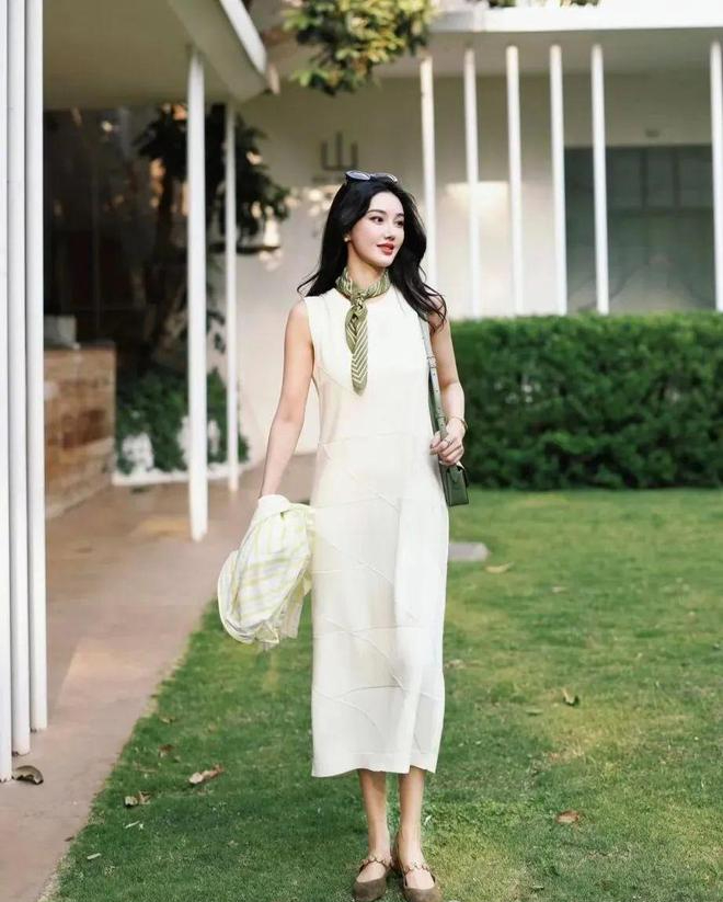 Khăn lụa - “vũ khí” thời trang biến hóa từ cổ đến toàn thân, giúp bạn nâng tầm phong cách trong tích tắc- Ảnh 5. Khăn lụa - “vũ khí” thời trang biến hóa từ cổ đến toàn thân, giúp bạn nâng tầm phong cách trong tích tắc- Ảnh 5.