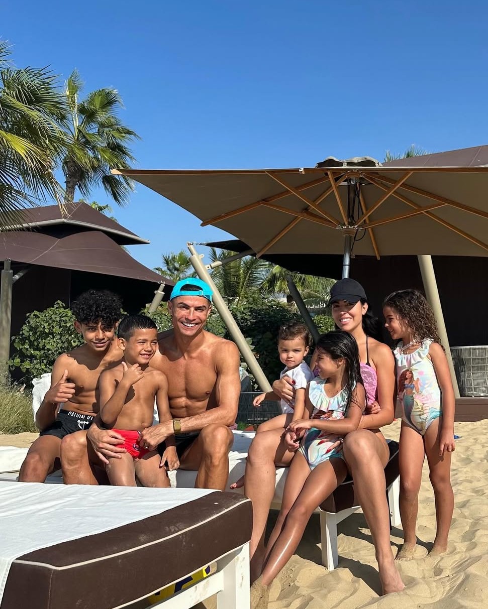 Vì sao Ronaldo vẫn chưa chịu cưới Georgina?- Ảnh 2. Vì sao Ronaldo vẫn chưa chịu cưới Georgina?- Ảnh 2.