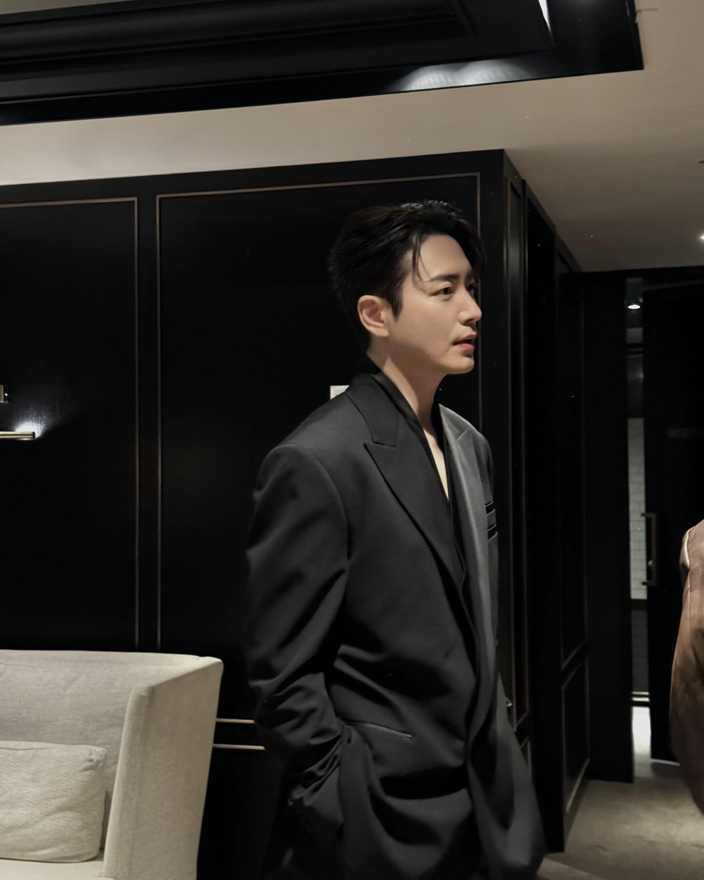Vạn vật đều thua khi mỹ nam này mặc vest, tuyệt đối tổng tài không bút mực nào tả nổi - Ảnh 6. Vạn vật đều thua khi mỹ nam này mặc vest, tuyệt đối tổng tài không bút mực nào tả nổi - Ảnh 6.