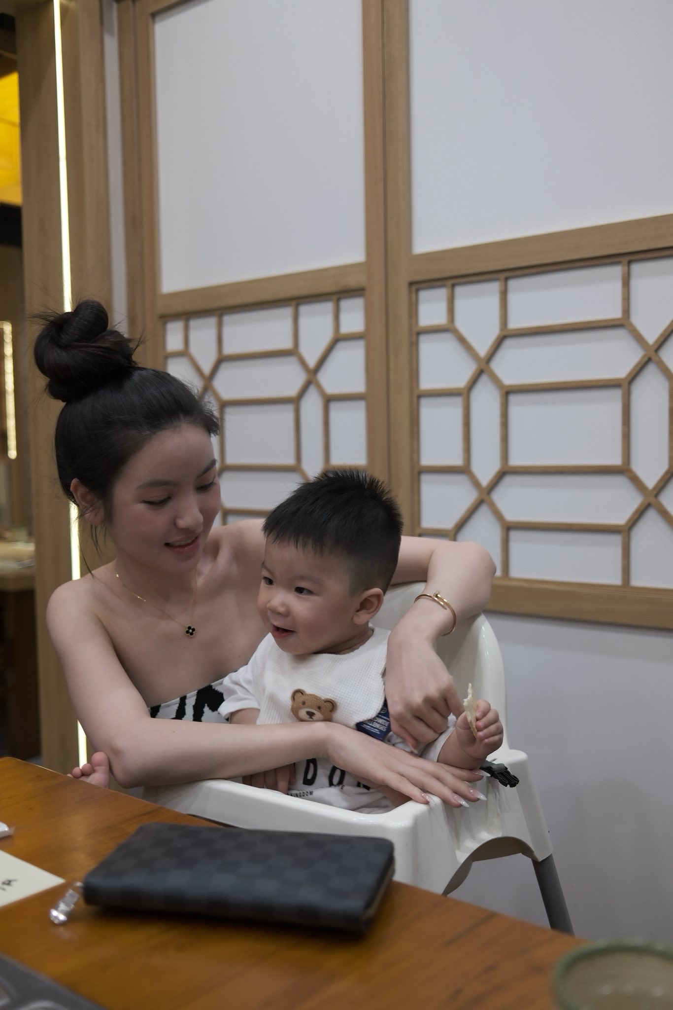 Không nhận ra Chu Thanh Huyền, diện áo cúp ngực quyến rũ, nhan sắc thăng hạng rõ rệt khi đi ăn cùng Quang Hải- Ảnh 2. Không nhận ra Chu Thanh Huyền, diện áo cúp ngực quyến rũ, nhan sắc thăng hạng rõ rệt khi đi ăn cùng Quang Hải- Ảnh 2.