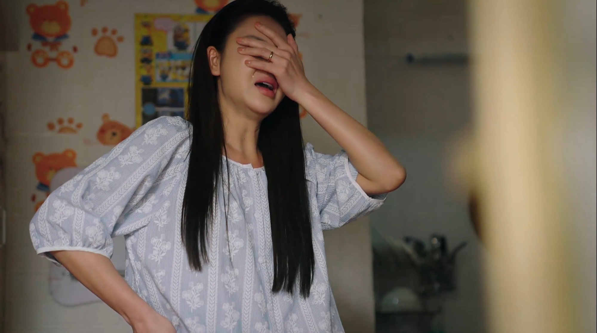 Cảnh đánh ghen vài giây nhức nhối: " Không lo được cho vợ thì vợ nó mới phải ngoại tình"?- Ảnh 2. Cảnh đánh ghen vài giây nhức nhối: " Không lo được cho vợ thì vợ nó mới phải ngoại tình"?- Ảnh 2.