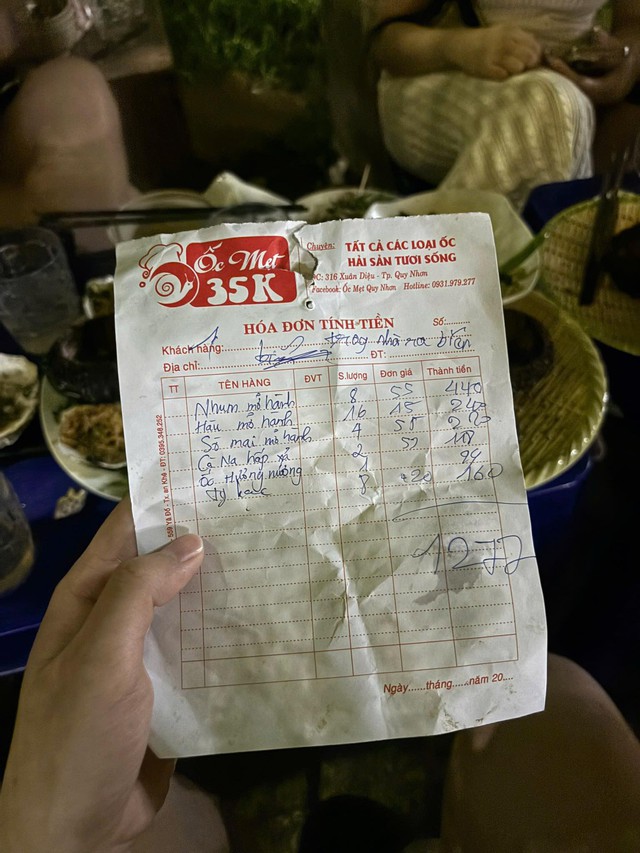 Vụ quán ốc bị tố bán toàn đồ ôi thiu, cho vào miệng thấy buồn nôn: Chủ quán nói "khách rất khó chịu" - Ảnh 1. Vụ quán ốc bị tố bán toàn đồ ôi thiu, cho vào miệng thấy buồn nôn: Chủ quán nói "khách rất khó chịu" - Ảnh 1.