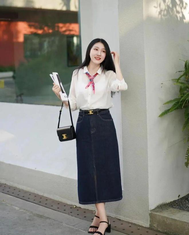 Khăn lụa - “vũ khí” thời trang biến hóa từ cổ đến toàn thân, giúp bạn nâng tầm phong cách trong tích tắc- Ảnh 3. Khăn lụa - “vũ khí” thời trang biến hóa từ cổ đến toàn thân, giúp bạn nâng tầm phong cách trong tích tắc- Ảnh 3.