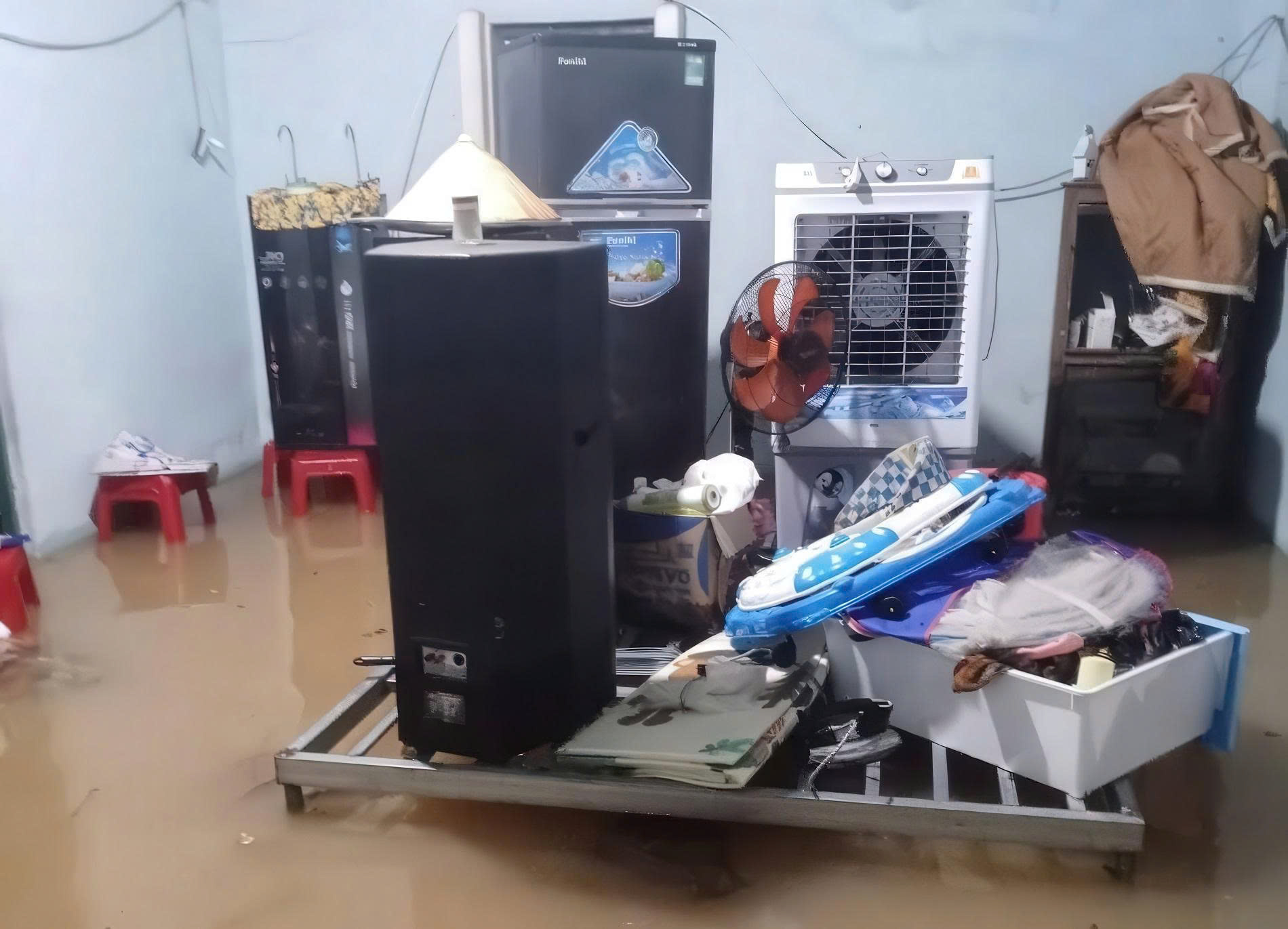 Diễn biến bão số 1 gây mưa rất to: Hàng loạt chuyến bay bị ảnh hưởng; Dừng hoạt động tham quan đảo Cô Tô - Ảnh 21. Diễn biến bão số 1 gây mưa rất to: Hàng loạt chuyến bay bị ảnh hưởng; Dừng hoạt động tham quan đảo Cô Tô - Ảnh 21.