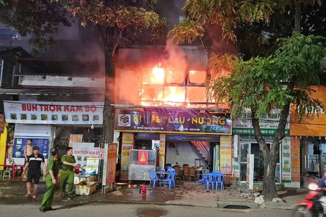 Quán lẩu nướng ở Hà Nội cháy ngùn ngụt - Ảnh 1. Quán lẩu nướng ở Hà Nội cháy ngùn ngụt - Ảnh 1.