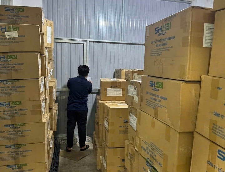 Vụ đổ trộm thực phẩm chức năng ở TP.HCM: Còn 1 kho hàng chưa kịp phi tang - Ảnh 3. Vụ đổ trộm thực phẩm chức năng ở TP.HCM: Còn 1 kho hàng chưa kịp phi tang - Ảnh 3.