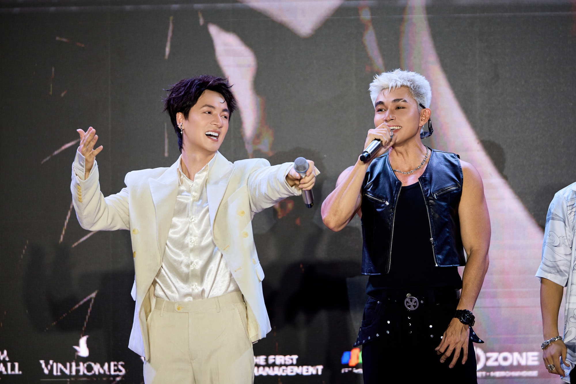 Khoảnh khắc hài hước trong fanmeeting của Đăng Khôi: Thủy Anh cầm chảo lên sân khấu Khoảnh khắc hài hước trong fanmeeting của Đăng Khôi: Thủy Anh cầm chảo lên sân khấu