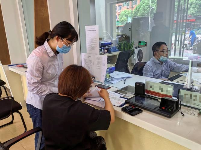 Người phụ nữ trình báo chuyển khoản nhầm 720 triệu đồng cần lấy lại, ngân hàng khẳng định: "Chủ tài khoản đã qua đời từ 4 năm trước" - Ảnh 1. Người phụ nữ trình báo chuyển khoản nhầm 720 triệu đồng cần lấy lại, ngân hàng khẳng định: "Chủ tài khoản đã qua đời từ 4 năm trước" - Ảnh 1.