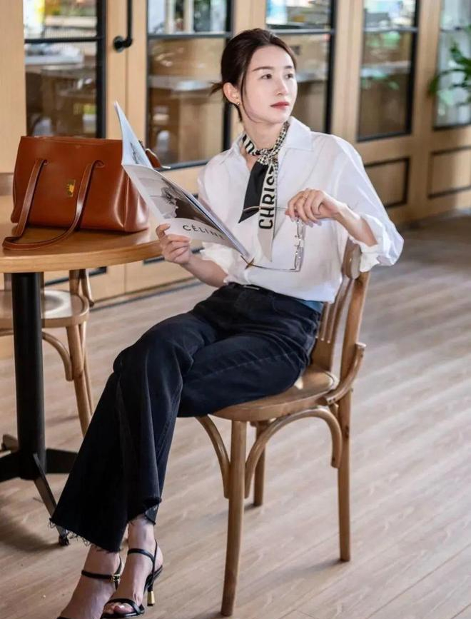 Khăn lụa - “vũ khí” thời trang biến hóa từ cổ đến toàn thân, giúp bạn nâng tầm phong cách trong tích tắc- Ảnh 4. Khăn lụa - “vũ khí” thời trang biến hóa từ cổ đến toàn thân, giúp bạn nâng tầm phong cách trong tích tắc- Ảnh 4.