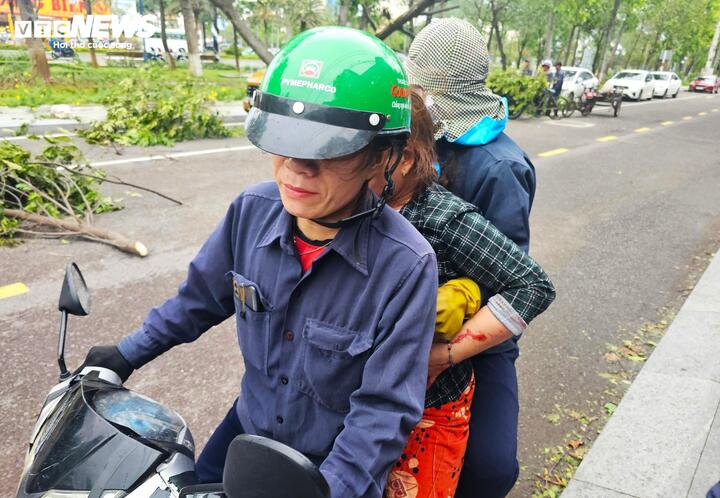 Diễn biến bão số 1 gây mưa rất to: Hàng loạt chuyến bay bị ảnh hưởng; Dừng hoạt động tham quan đảo Cô Tô - Ảnh 24. Diễn biến bão số 1 gây mưa rất to: Hàng loạt chuyến bay bị ảnh hưởng; Dừng hoạt động tham quan đảo Cô Tô - Ảnh 24.
