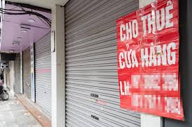 Cửa hàng đóng cửa, hàng hóa không rõ nguồn gốc vứt ngổn ngang ở bờ đường: Việc xác minh làm rõ là cần thiết để đảm bảo quyền lợi cho người dân - Ảnh 3. Cửa hàng đóng cửa, hàng hóa không rõ nguồn gốc vứt ngổn ngang ở bờ đường: Việc xác minh làm rõ là cần thiết để đảm bảo quyền lợi cho người dân - Ảnh 3.