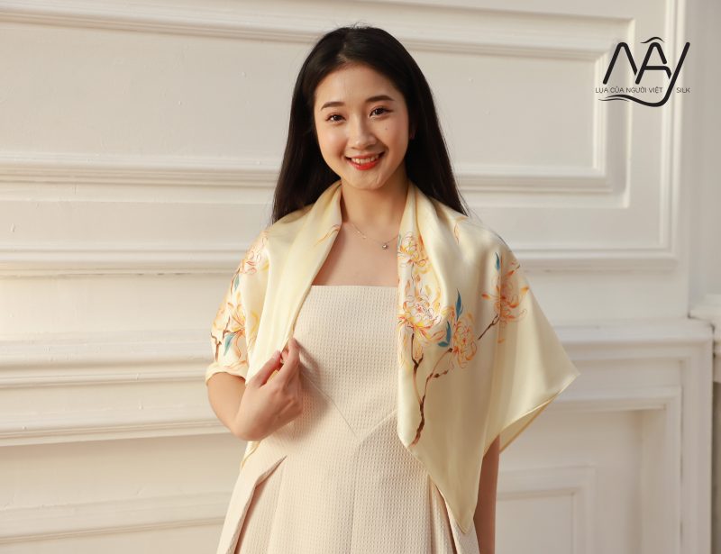Khăn lụa - “vũ khí” thời trang biến hóa từ cổ đến toàn thân, giúp bạn nâng tầm phong cách trong tích tắc- Ảnh 10. Khăn lụa - “vũ khí” thời trang biến hóa từ cổ đến toàn thân, giúp bạn nâng tầm phong cách trong tích tắc- Ảnh 10.