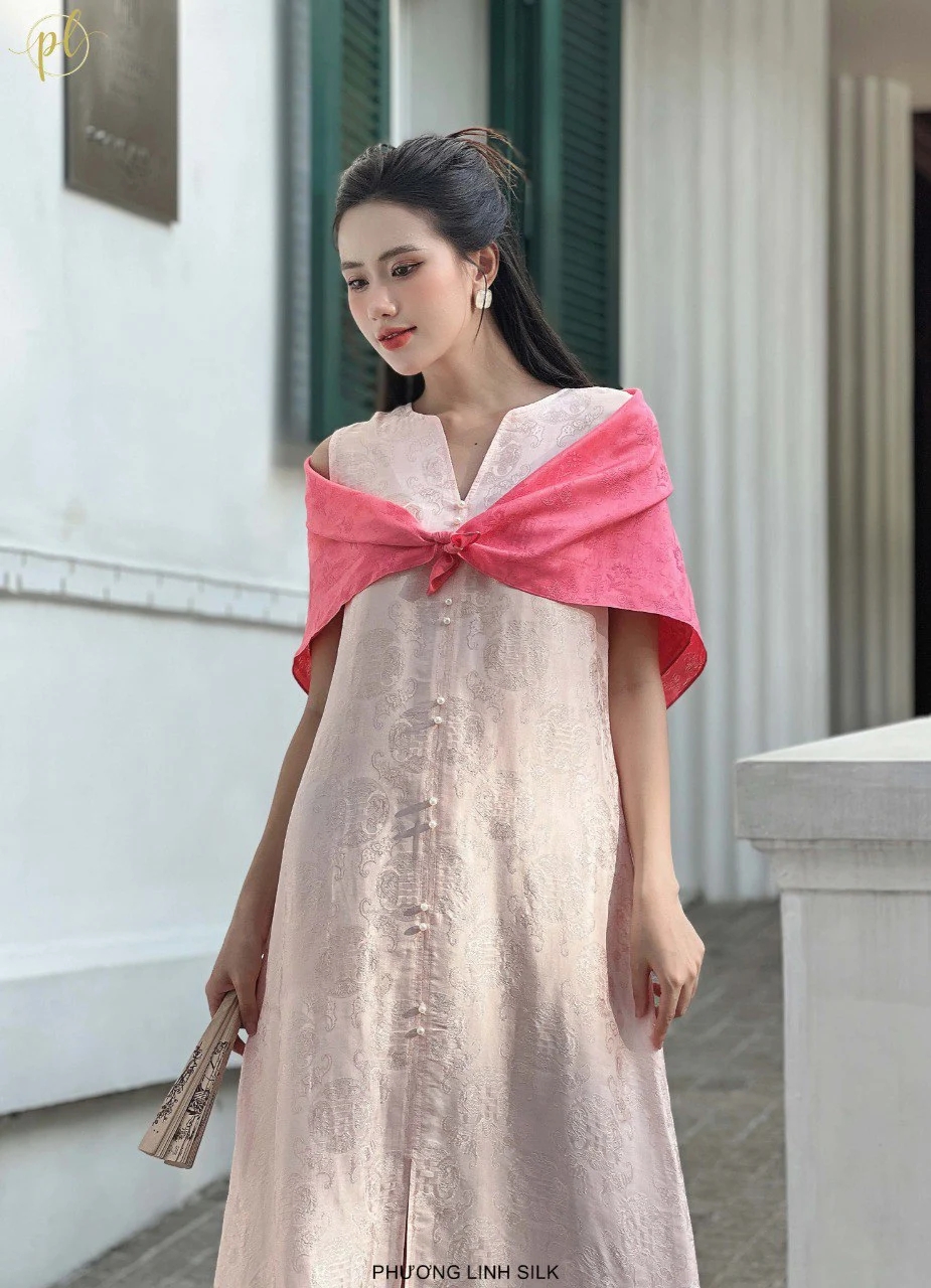 Khăn lụa - “vũ khí” thời trang biến hóa từ cổ đến toàn thân, giúp bạn nâng tầm phong cách trong tích tắc- Ảnh 12. Khăn lụa - “vũ khí” thời trang biến hóa từ cổ đến toàn thân, giúp bạn nâng tầm phong cách trong tích tắc- Ảnh 12.