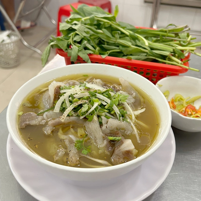 Khó tin: 2 quán phở có công thức y hệt nhưng lại được Michelin 3 năm liên tiếp - Ảnh 8. Khó tin: 2 quán phở có công thức y hệt nhưng lại được Michelin 3 năm liên tiếp - Ảnh 8.