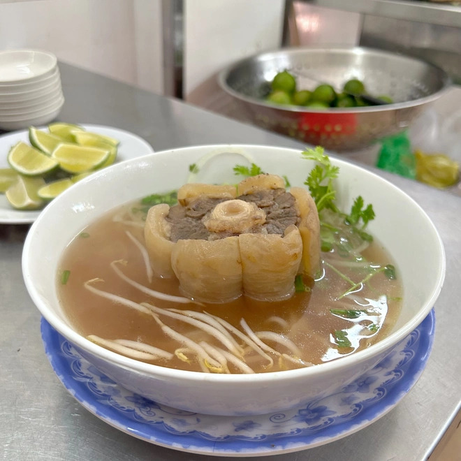 Khó tin: 2 quán phở có công thức y hệt nhưng lại được Michelin 3 năm liên tiếp - Ảnh 7. Khó tin: 2 quán phở có công thức y hệt nhưng lại được Michelin 3 năm liên tiếp - Ảnh 7.