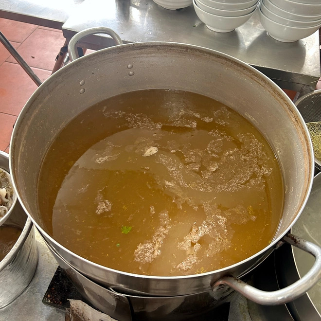 Khó tin: 2 quán phở có công thức y hệt nhưng lại được Michelin 3 năm liên tiếp - Ảnh 6. Khó tin: 2 quán phở có công thức y hệt nhưng lại được Michelin 3 năm liên tiếp - Ảnh 6.