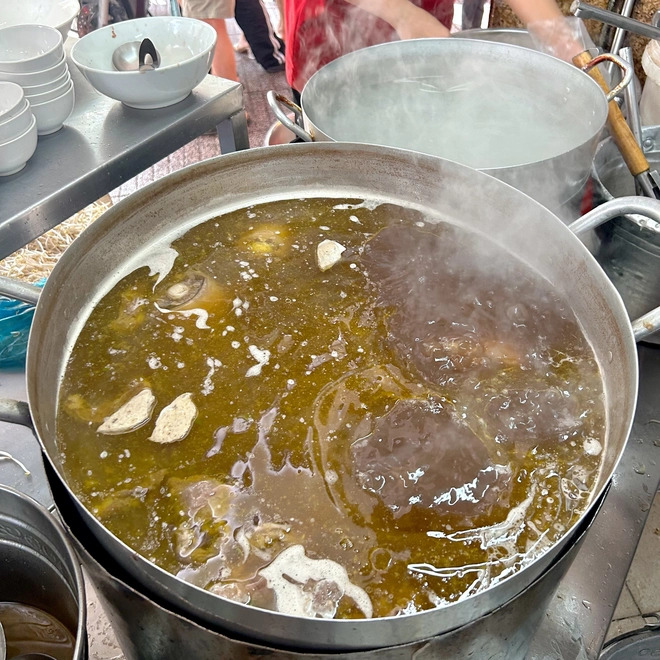 Khó tin: 2 quán phở có công thức y hệt nhưng lại được Michelin 3 năm liên tiếp - Ảnh 5. Khó tin: 2 quán phở có công thức y hệt nhưng lại được Michelin 3 năm liên tiếp - Ảnh 5.