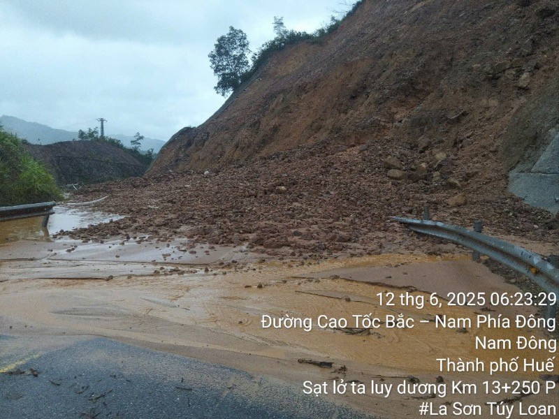 Diễn biến bão số 1 gây mưa rất to: Hàng loạt chuyến bay bị ảnh hưởng; Dừng hoạt động tham quan đảo Cô Tô - Ảnh 22. Diễn biến bão số 1 gây mưa rất to: Hàng loạt chuyến bay bị ảnh hưởng; Dừng hoạt động tham quan đảo Cô Tô - Ảnh 22.