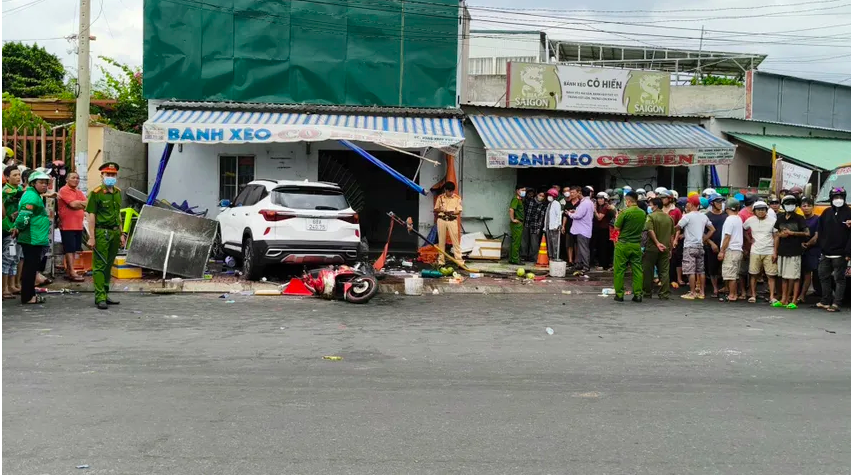 Ô tô lao vào tiệm bánh xèo Cô Hiền khiến 3 người thương vong: Đang trưng cầu giám định tử thi - Ảnh 1. Ô tô lao vào tiệm bánh xèo Cô Hiền khiến 3 người thương vong: Đang trưng cầu giám định tử thi - Ảnh 1.
