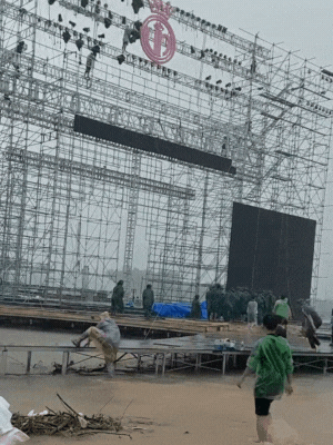 NÓNG: Sân khấu Chung kết Hoa hậu Việt Nam 2024 tại Huế bị tháo dỡ, cảnh tượng hiện tại gây hoang mang - Ảnh 2. NÓNG: Sân khấu Chung kết Hoa hậu Việt Nam 2024 tại Huế bị tháo dỡ, cảnh tượng hiện tại gây hoang mang - Ảnh 2.